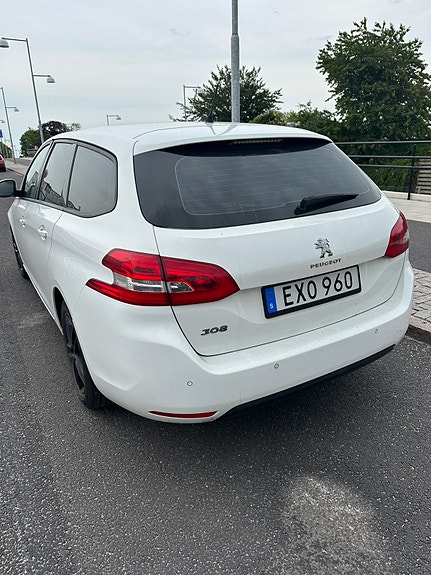 Peugeot 308 SW 2 of 5