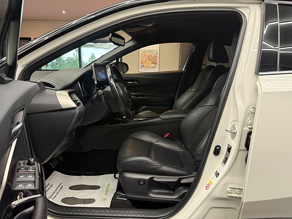 Toyota C-HR 3 of 5