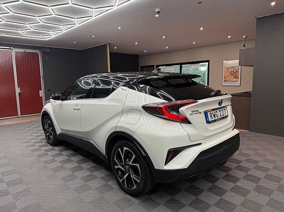 Toyota C-HR 2 of 5