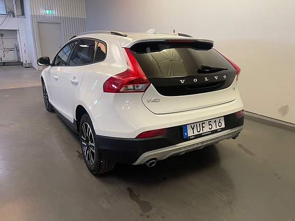 Volvo V40 Cross Country 3 of 5