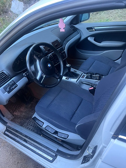 BMW 320i 4 of 7