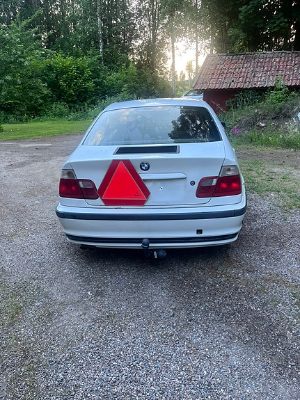 BMW 320i 3 of 7