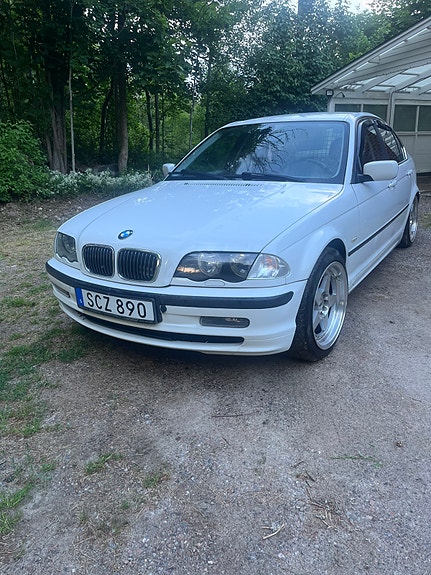 BMW 320i 2 of 7