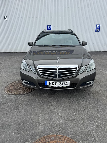 Mercedes-Benz E350 3 of 5