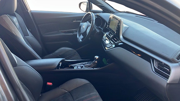 Toyota C-HR 3 of 5