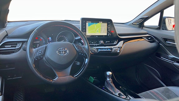 Toyota C-HR 4 of 5