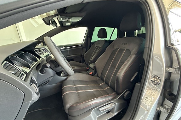 Volkswagen Golf VII 9 of 9