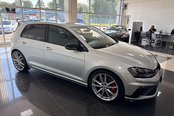 Volkswagen Golf VII 6 of 9