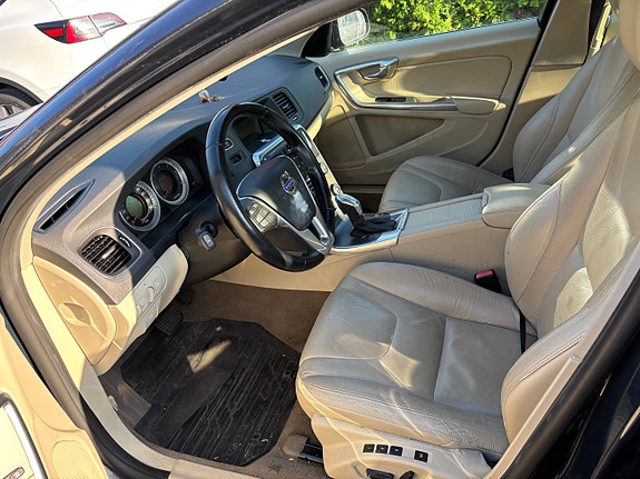 Volvo S60 3 of 5