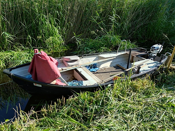 Öppen plastbåt m 4 hk motor 2 of 3