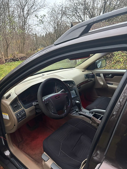 Volvo XC70 2 of 9