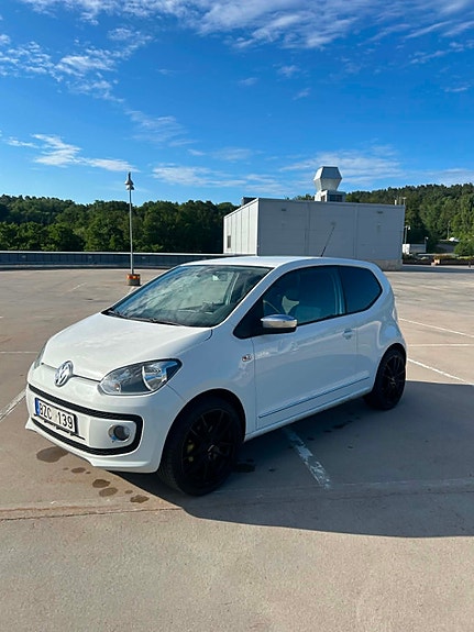 Volkswagen UP! 2 of 5