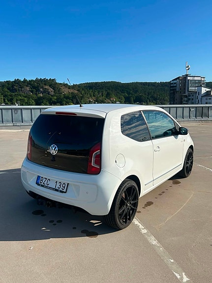 Volkswagen UP! 4 of 5