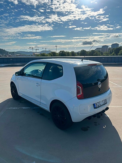 Volkswagen UP! 3 of 5