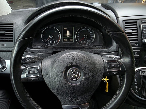 Volkswagen Multivan 13 of 30