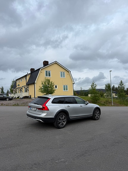 Volvo V90 Cross Country 2 of 5