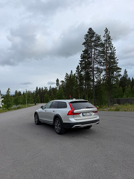 Volvo V90 Cross Country 3 of 5