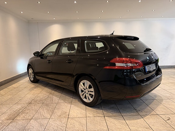 Peugeot 308 SW 2 of 5