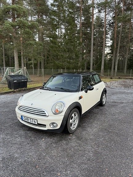 MINI Cooper 2 of 6