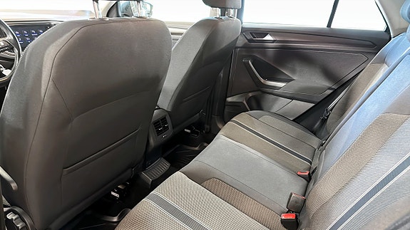 Volkswagen T-Roc 12 of 21