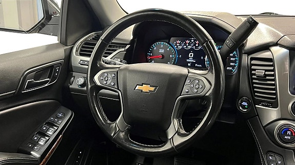 Chevrolet Suburban 7 of 27