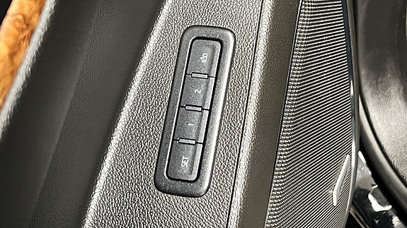Chevrolet Suburban 25 of 27