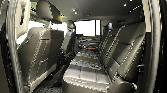 Chevrolet Suburban 11 of 27