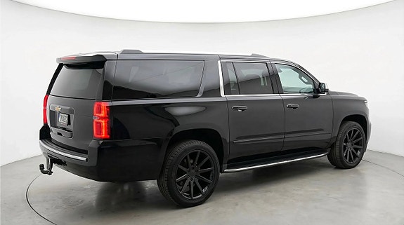 Chevrolet Suburban 3 of 27
