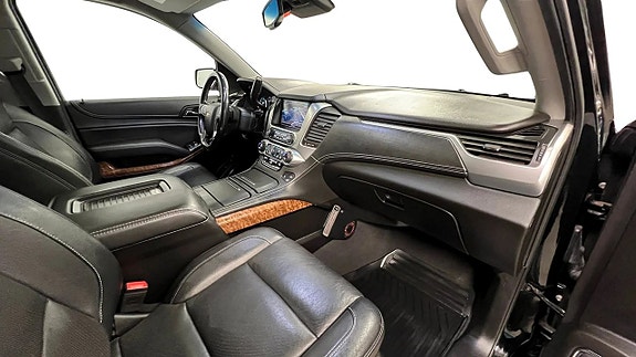Chevrolet Suburban 18 of 27