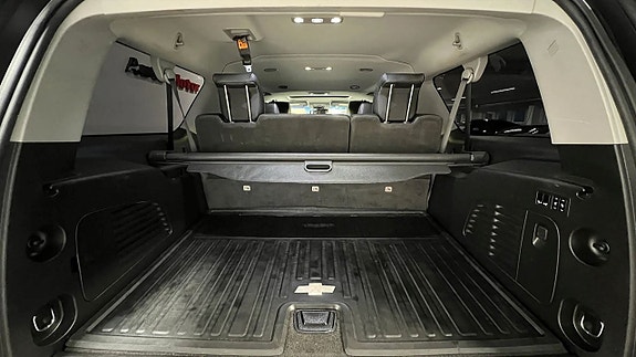 Chevrolet Suburban 13 of 27