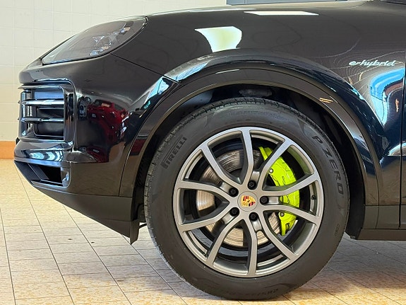 Porsche Cayenne 12 of 28