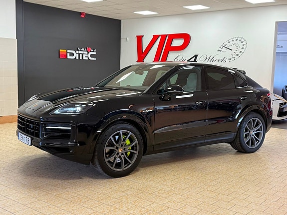Porsche Cayenne 2 of 5