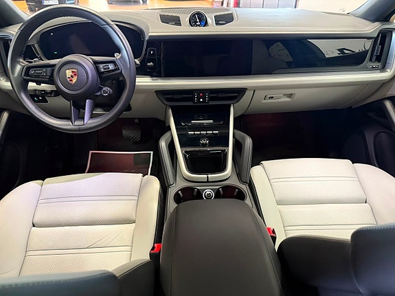 Porsche Cayenne 17 of 28