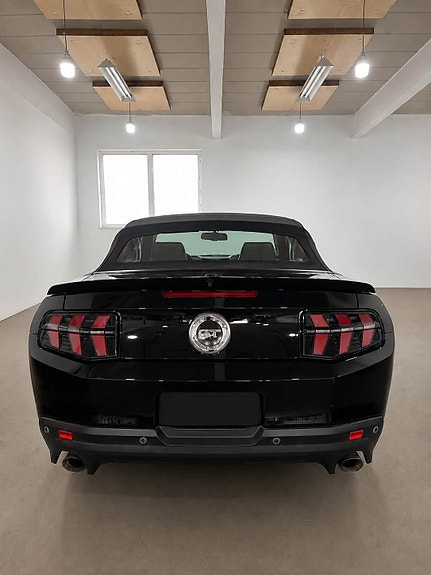 Ford Mustang 4 of 5