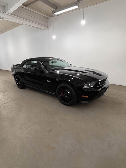 Ford Mustang 2 of 5