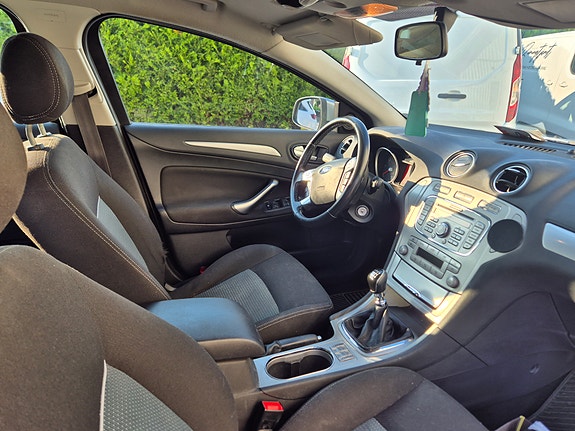 Ford Mondeo 13 of 16