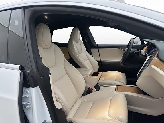 Tesla Model S 28 of 30