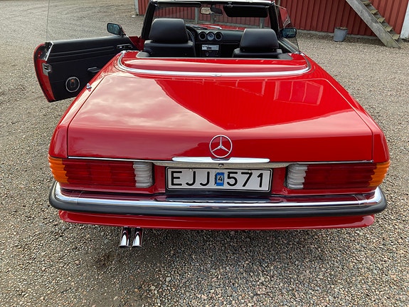 Mercedes-Benz 350 SL 2 of 5