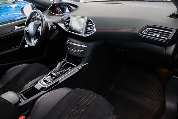 Peugeot 308 SW 13 of 18