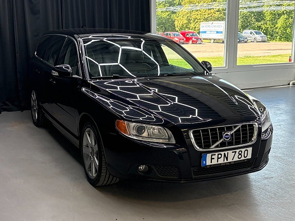 Volvo V70 2 of 5