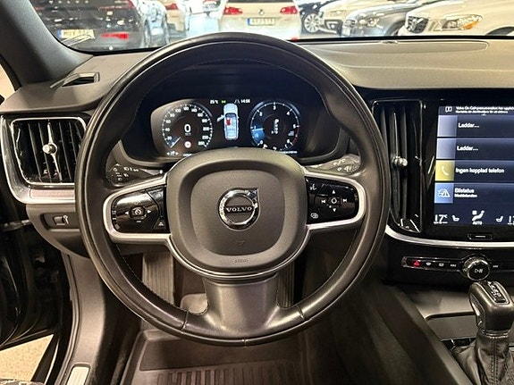 Volvo V60 Cross Country 7 of 9