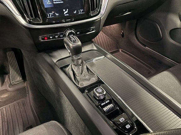Volvo V60 Cross Country 8 of 9