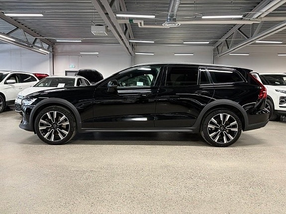 Volvo V60 Cross Country 2 of 5