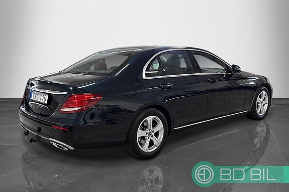 Mercedes-Benz E220 4 of 5