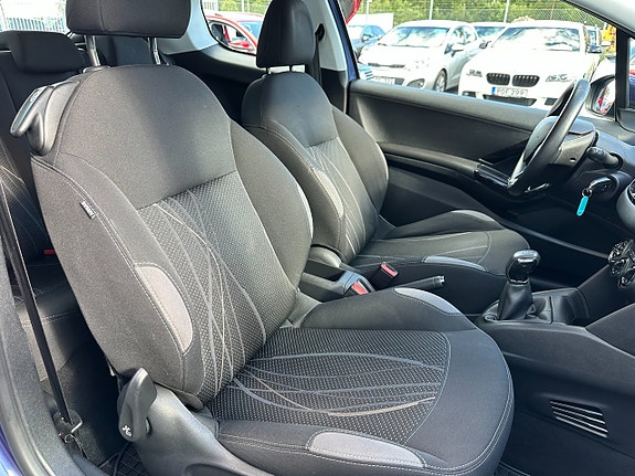 Peugeot 208 13 of 18