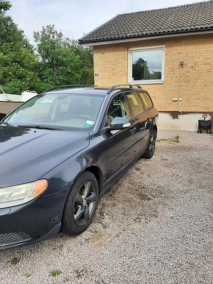 Volvo V70 3 of 4