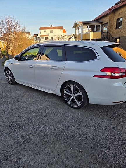 Peugeot 308 SW 2 of 5
