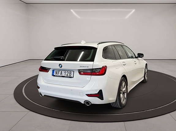 BMW 330e 29 of 30