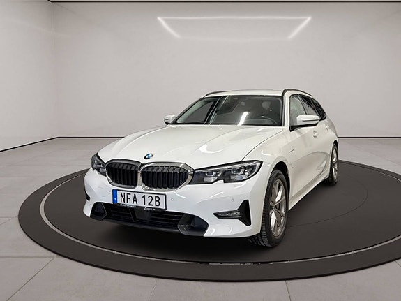 BMW 330e 3 of 5