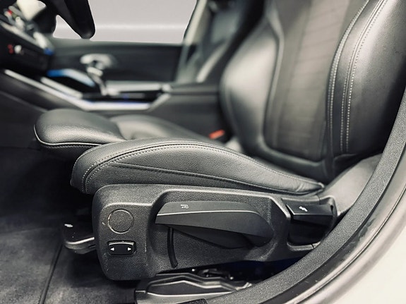 BMW 330e 13 of 30